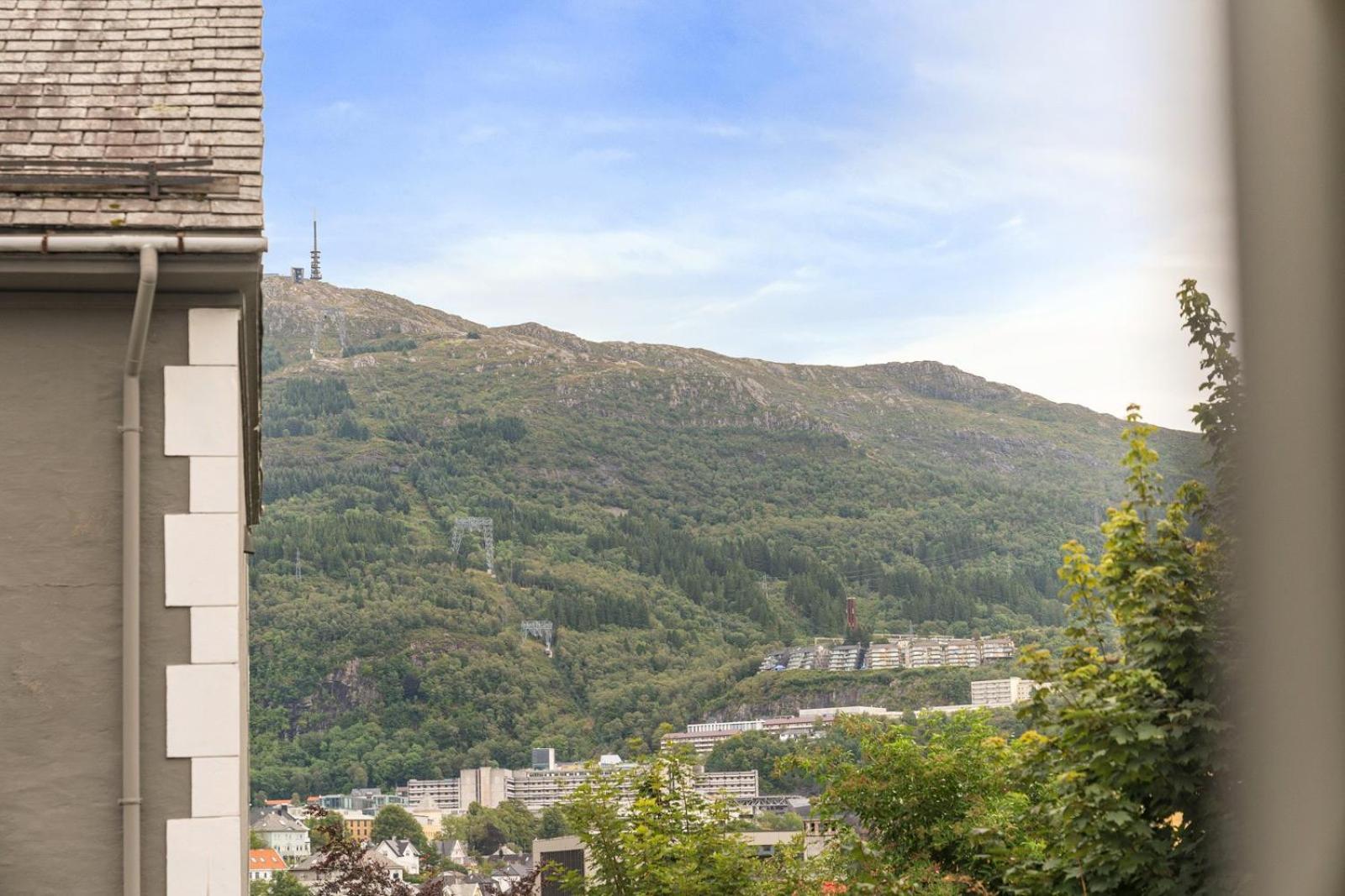Sentral Med Parkering Og Peis Appartement *